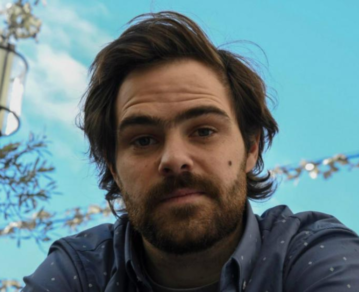 Peter Lanzani y su eufórico festejo: se subió al techo del Metrobus para celebrar el triunfo de Argentina