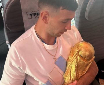 El Dibu Martínez sorprendió con un impactante tatuaje de la Copa del Mundo