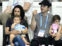 Ashton Kutcher y Mila Kunis junto a sus hijos. Foto archivo. 