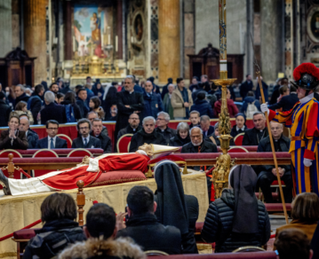 A un día de su funeral, las fotos más impactantes de la exposición de los restos de Benedicto XVI