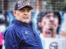 Diego Armando Maradona con una gorra con su cara