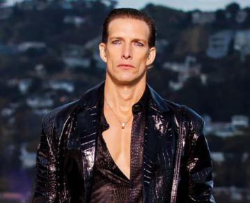 Iván de Pineda volvió a desfilar para Versace luego de 30 años