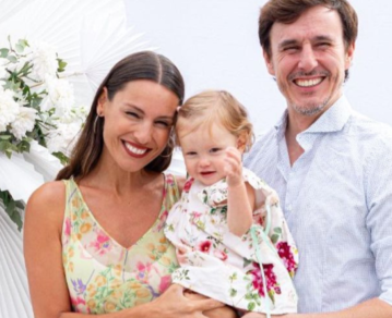 Las tiernas fotos del comienzo escolar de Ana, la hija de Pampita y Roberto García Moritán