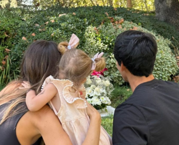 Pampita llevó a su hija Anita a la tumba de su hermana Blanca Vicuña en Chile