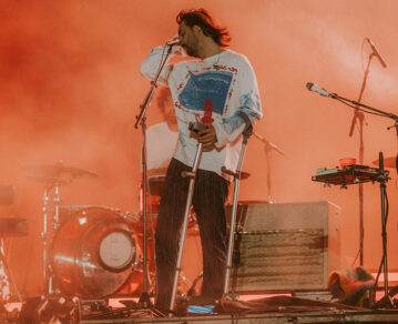 Tame Impala en Lollapalooza Argentina: el show de Kevin Parker, con muletas y la cadera fracturada
