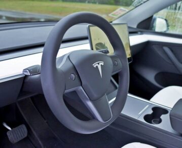 Otro dolor de cabeza para Elon Musk: investigan fallas en volantes del Tesla Model Y