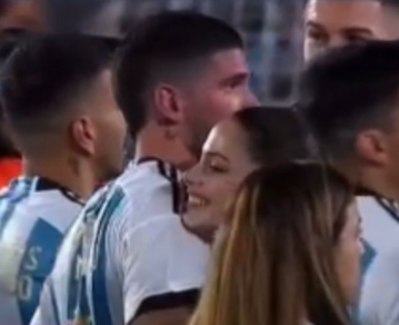 Tini Stoessel acompañó a Rodrigo de Paul en los festejos de la Selección en el Monumental