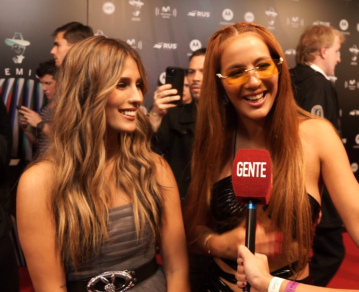 El divertido cruce entre Julieta Poggio y Flor Vigna en la Alfombra Roja de los Premios Gardel