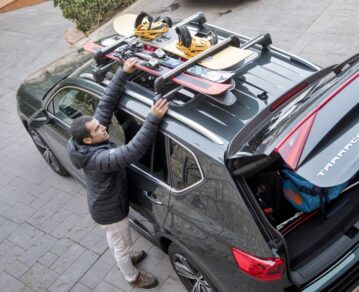 Viaje a la nieve: cómo preparar tu coche para transportar equipo de esquí