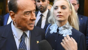 Silvio Berlusconi y su novia, Marta Fascina, que lo cuidó hasta el fin de sus días