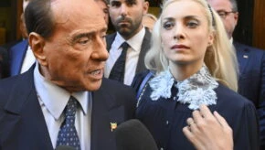 Silvio Berlusconi y su novia, Marta Fascina, que lo cuidó hasta el fin de sus días