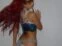 Emilia Mernes lució un osado cut out. 