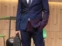 Benjamín Vicuña combinó un traje azul con una clásica camisa blanca, corbata y le puso onda con zapatillas blancas.