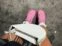 El look lo combinó con zapatos rosados  cartera blanca. Foto redes sociales. 
