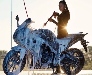 Mantén tu moto impecable: Guía para un lavado perfecto y protección duradera