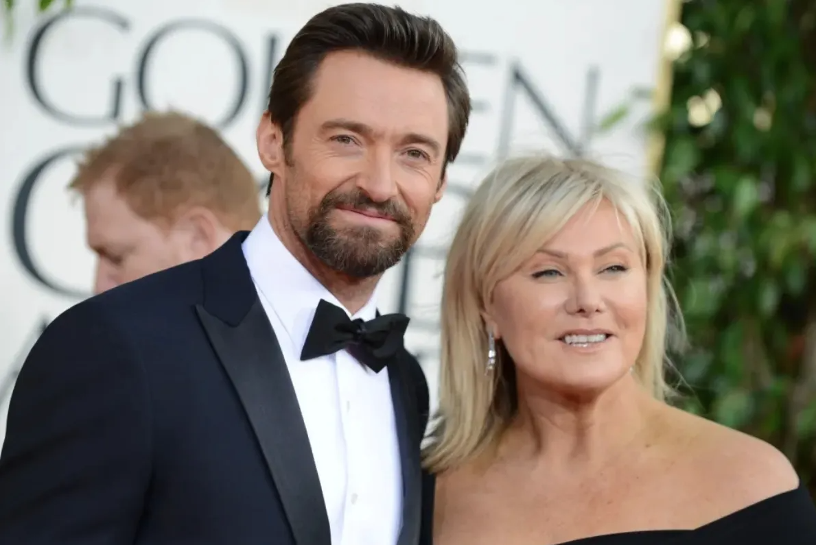 beso de hugh jackman y esposa