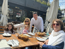 Isabel Macedo en Uruguay junto a su mamá