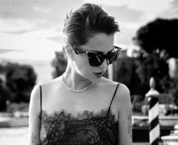 Encaje y corte sirena: las claves del look de Dolores Fonzi en el festival de cine de Venecia