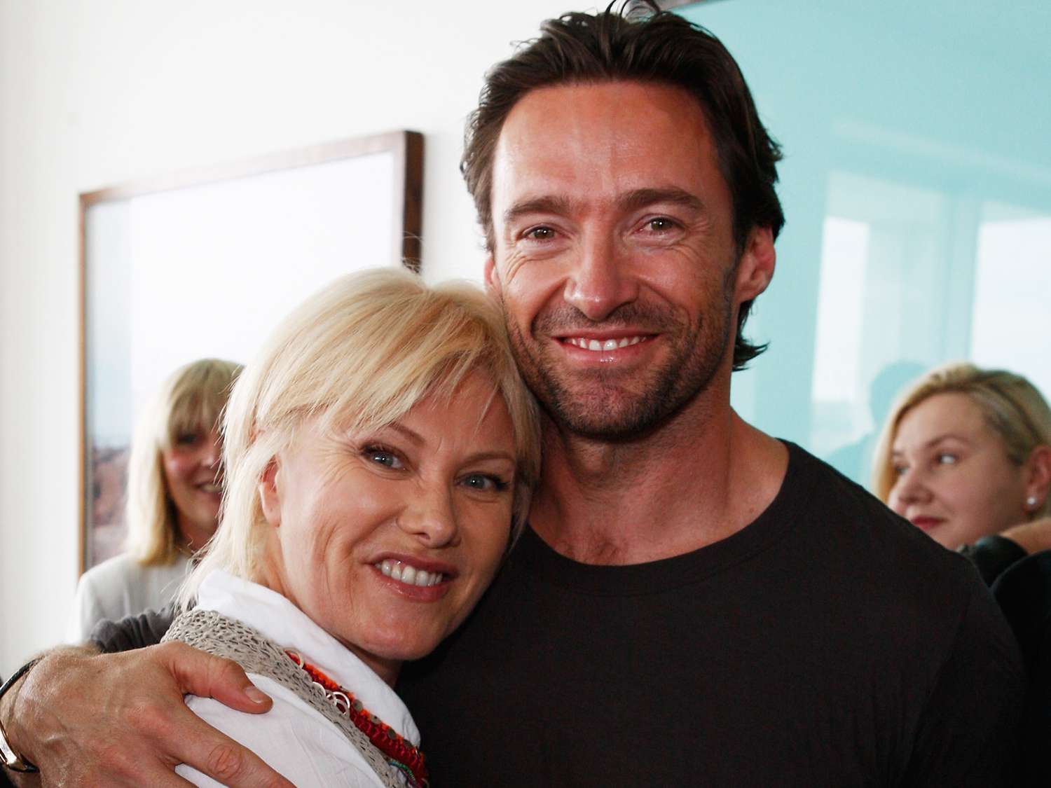 beso de hugh jackman y esposa