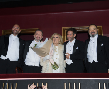 Mirtha Legrand fue a ver a Nicolás Cabré al teatro: de la ovación a sus bromas picantes, todas las fotos