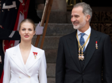 Leonor de España junto a su padre el rey Felipe en una de las ceremonias por sus 18 años