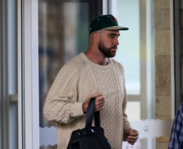 Las fotos de Travis Kelce, el novio de Taylor Swift, llegando a la Argentina