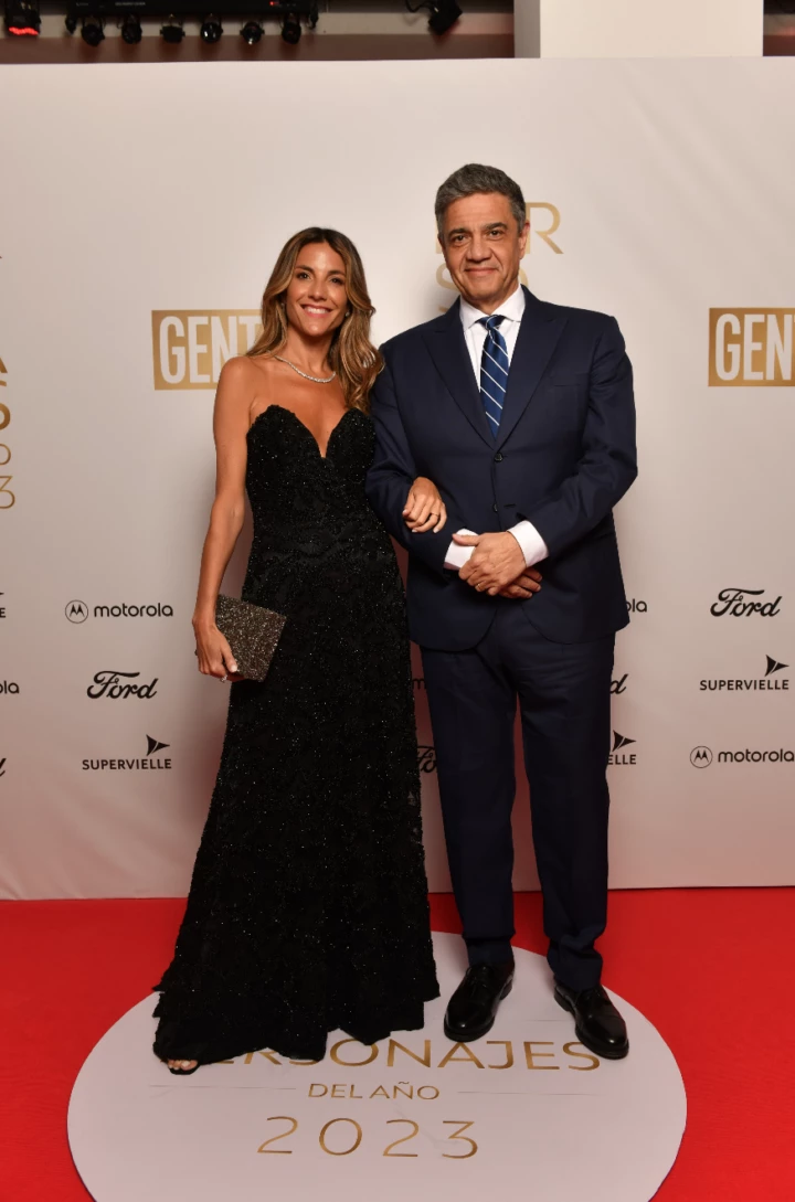 Mara Beln Luduea pos muy elegante con un vestido negro de Gabriel Lage, zapatos Ricky Sarkany y accesorios de La Portea. Por su parte, Jorge Macri fue vestido por Fabin Zitta.
