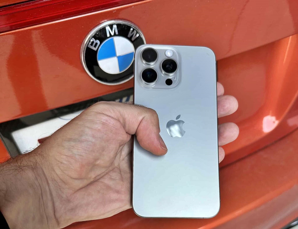 Los cargadores inalámbricos de BMW y Toyota afectan al iPhone 15