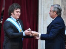 Alberto Fernández hace entrega del bastón presidencial a Javier Milei. Foto: Senado de la Nación.