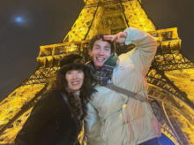 Jorge López junto a su madre en París