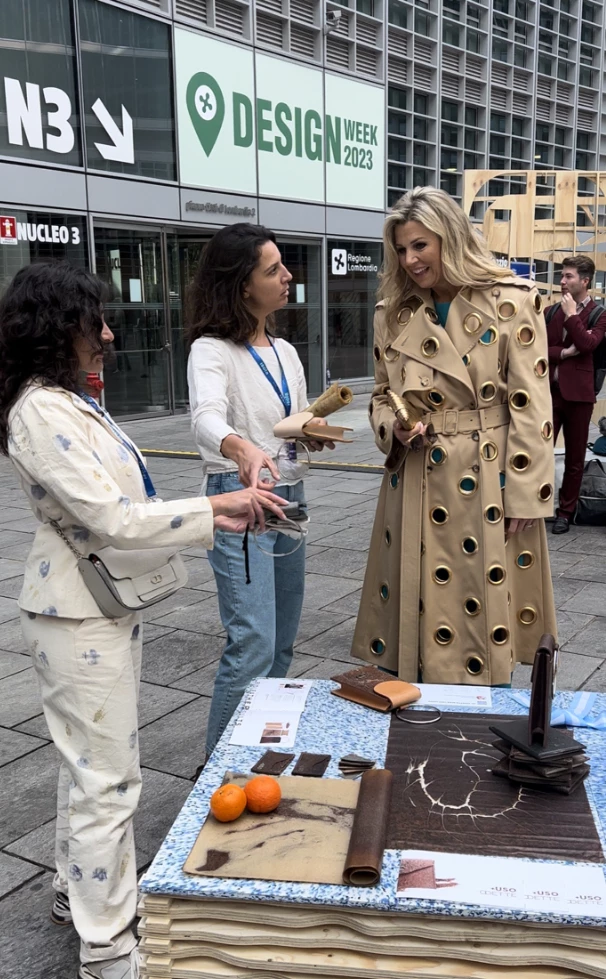 Cecilia Scarrone y Rocío Errecaborde junto a Máxima Zorreguieta en julio pasado, en la Semana del Diseño en Milán