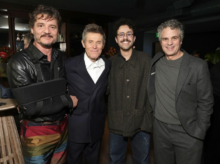 Pedro Pascal y Mark Ruffalo acompañan a Willen Dafoe tras recibir su estrella en el Paseo de la Fama de Hollywood