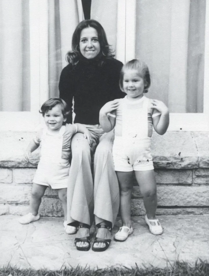 María del Carmen junto a Máxima e Inés, sus hijas. 
