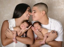 Daniela Celis y Thiago Medina junto a sus hijas