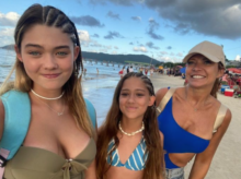 Karina Vignola y sus hijas