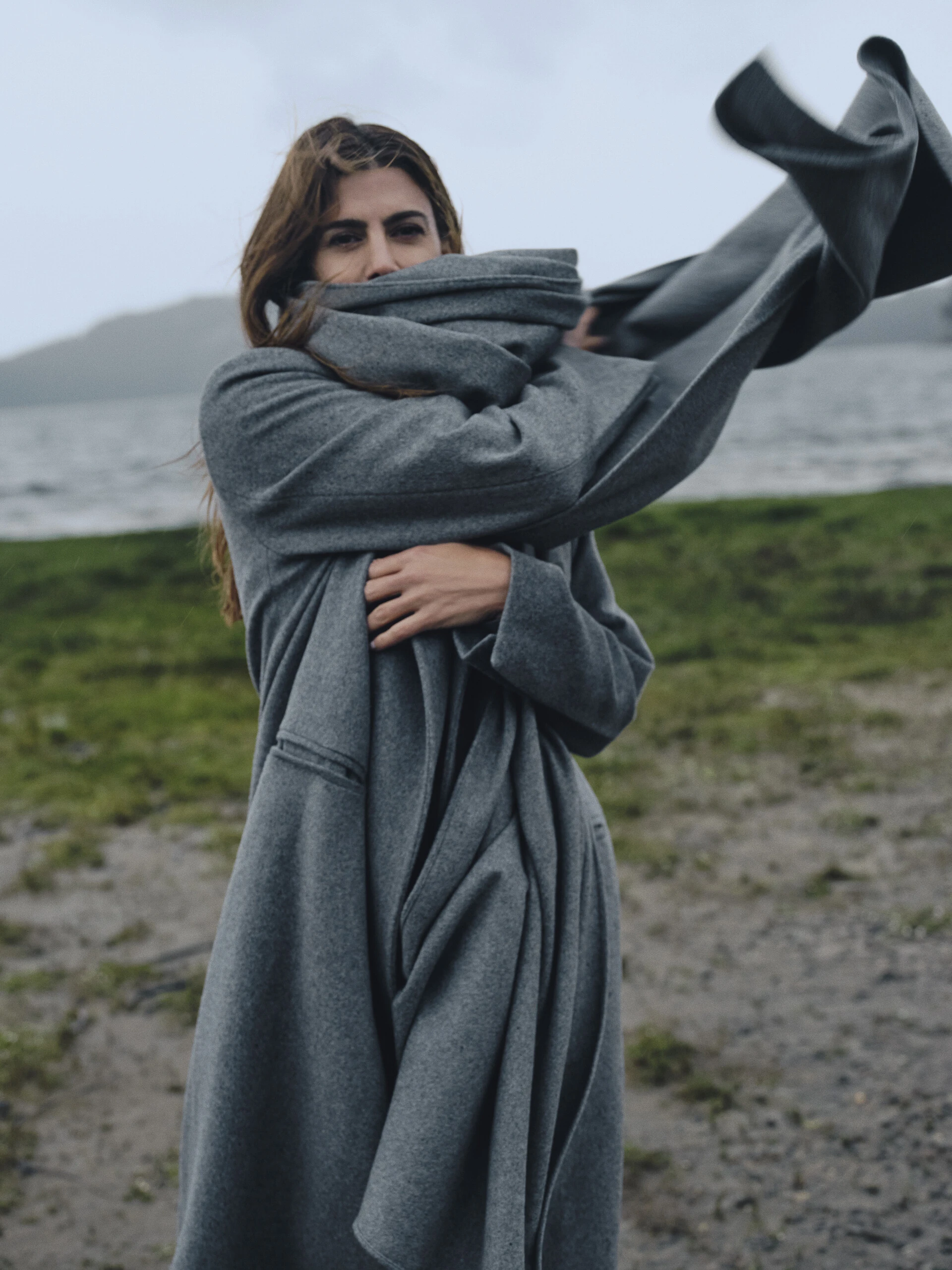 Juliana Awada con un bufandón gris topo, que combina con el tapado. 