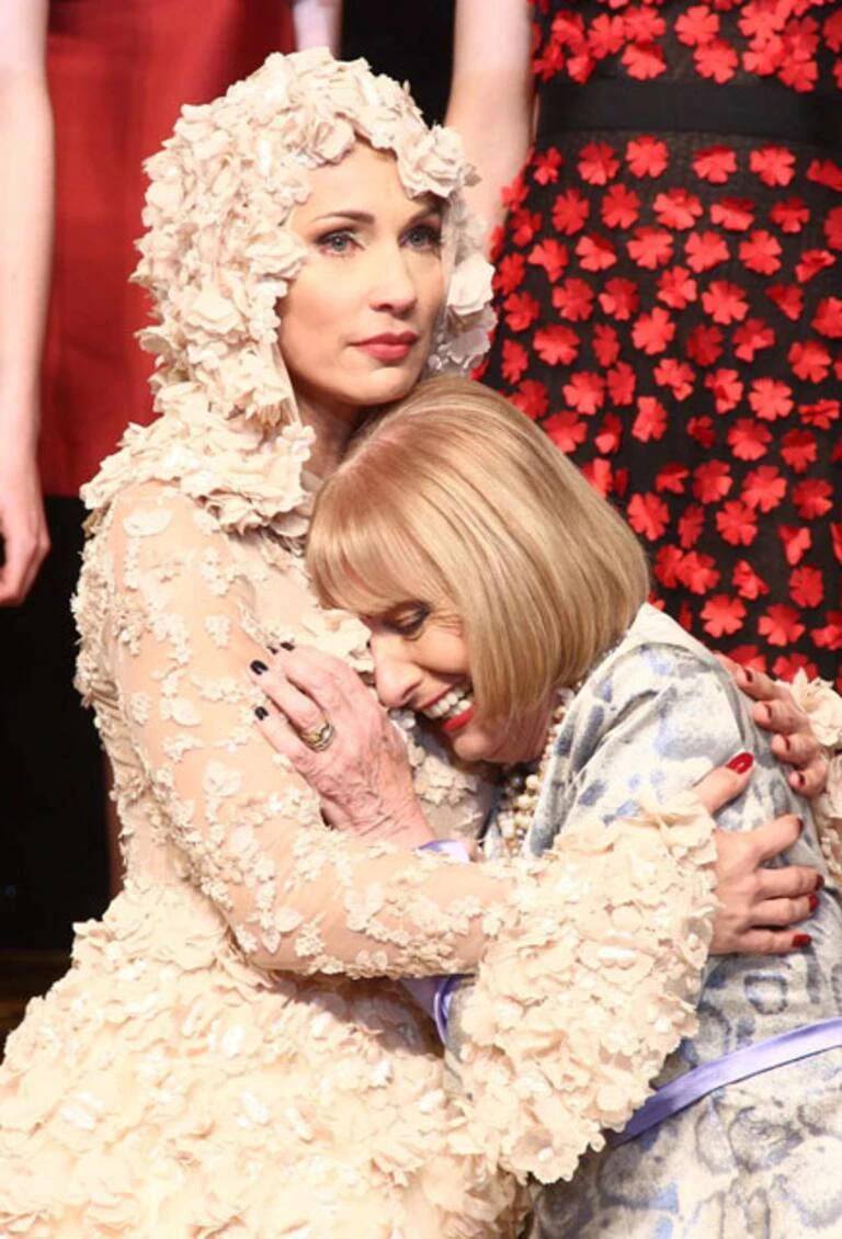 Ingrid Grudke se funde en un abrazo con Mabel en el cierre del primer desfile tras la muerte del diseñador. 