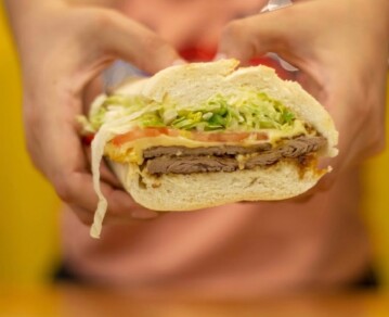 Cómo se hace el verdadero sándwich de milanesa tucumano, considerado por muchos el mejor de la Argentina