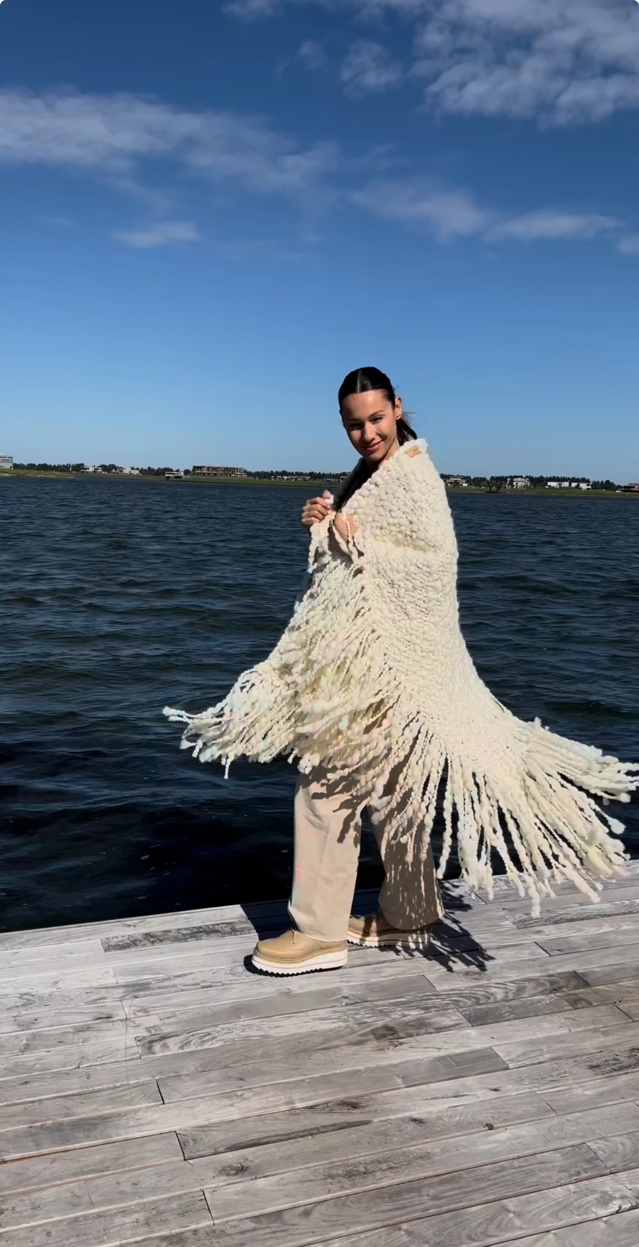 Pampita se mostró feliz con este mantón mientras posaba en el muelle de su nueva casa ubicada en un barrio privado de zona norte. 