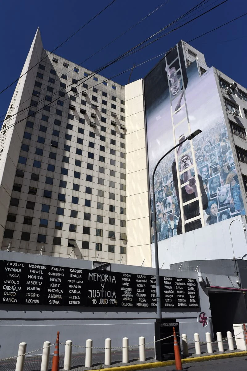 El edificio está ubicado en el barrio porteño de Balvanera. 