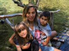 Mariana Derderián junto a sus dos hijos