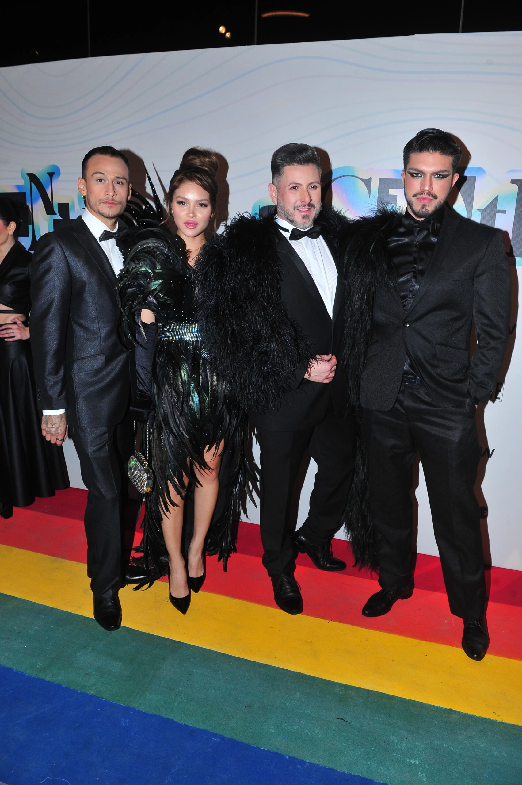 El diseñador Jorge Sandoval acompañado por su pareja, Emanuel Salvatore; la modelo Lu Couget y el productor de moda Gerónimo Sánchez. 