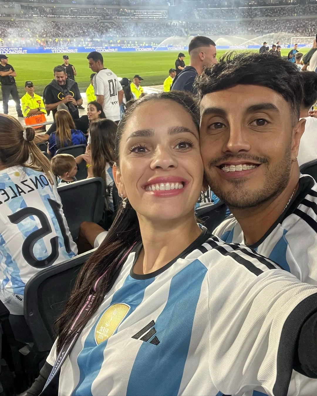 Pablito y Anto alentando a la Selección Argentina. 