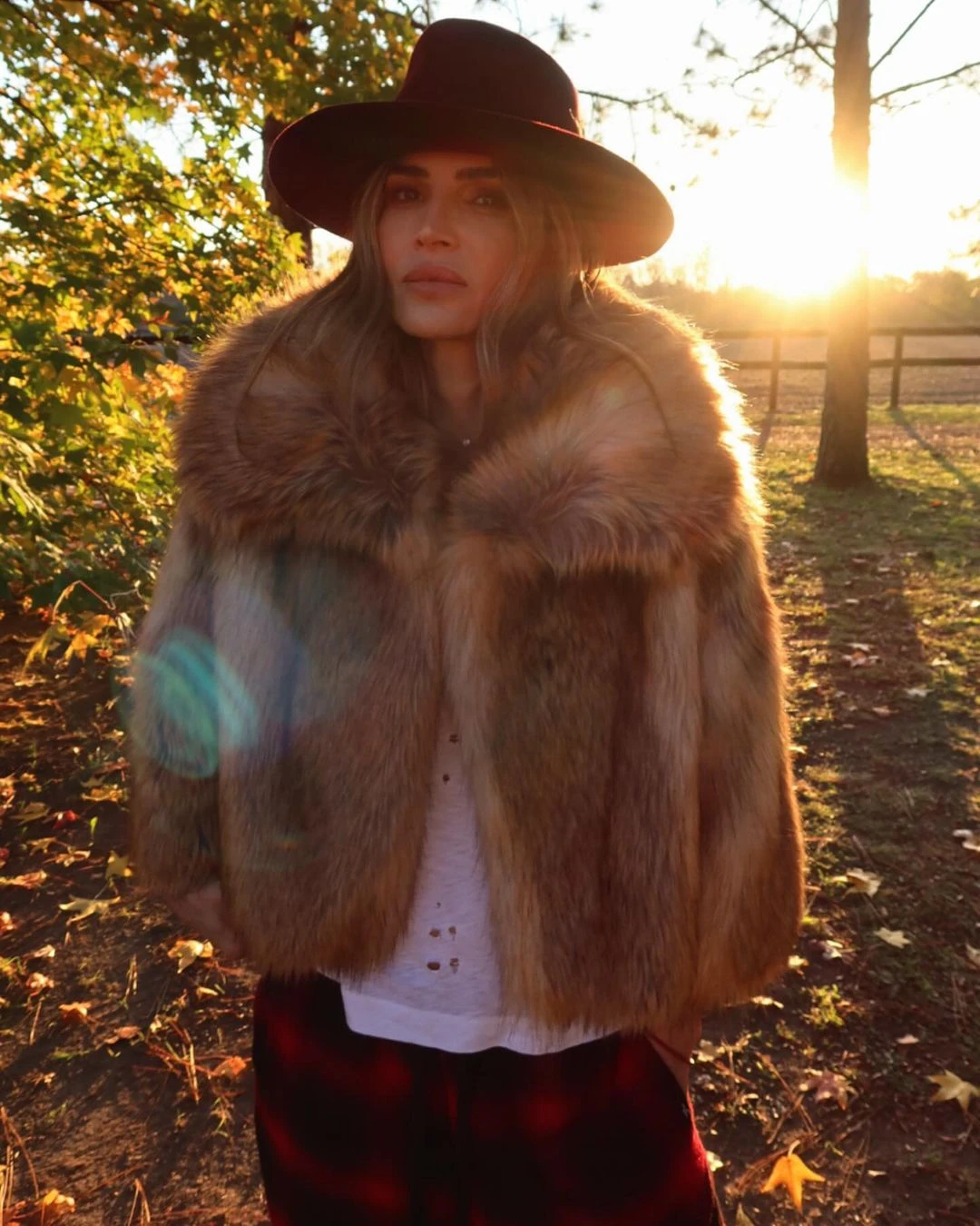 En un atardecer soñado, María Vázquez luce un tapado de piel con solapas XL, camisa blanca y un elegante sombrero como accesorio principal. 