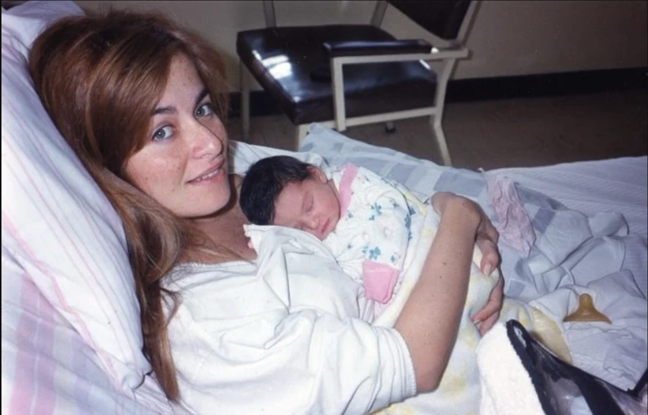 Una foto de archivo de Gabriela Arias Uriburu cuando dio a luz a Zahira. 
