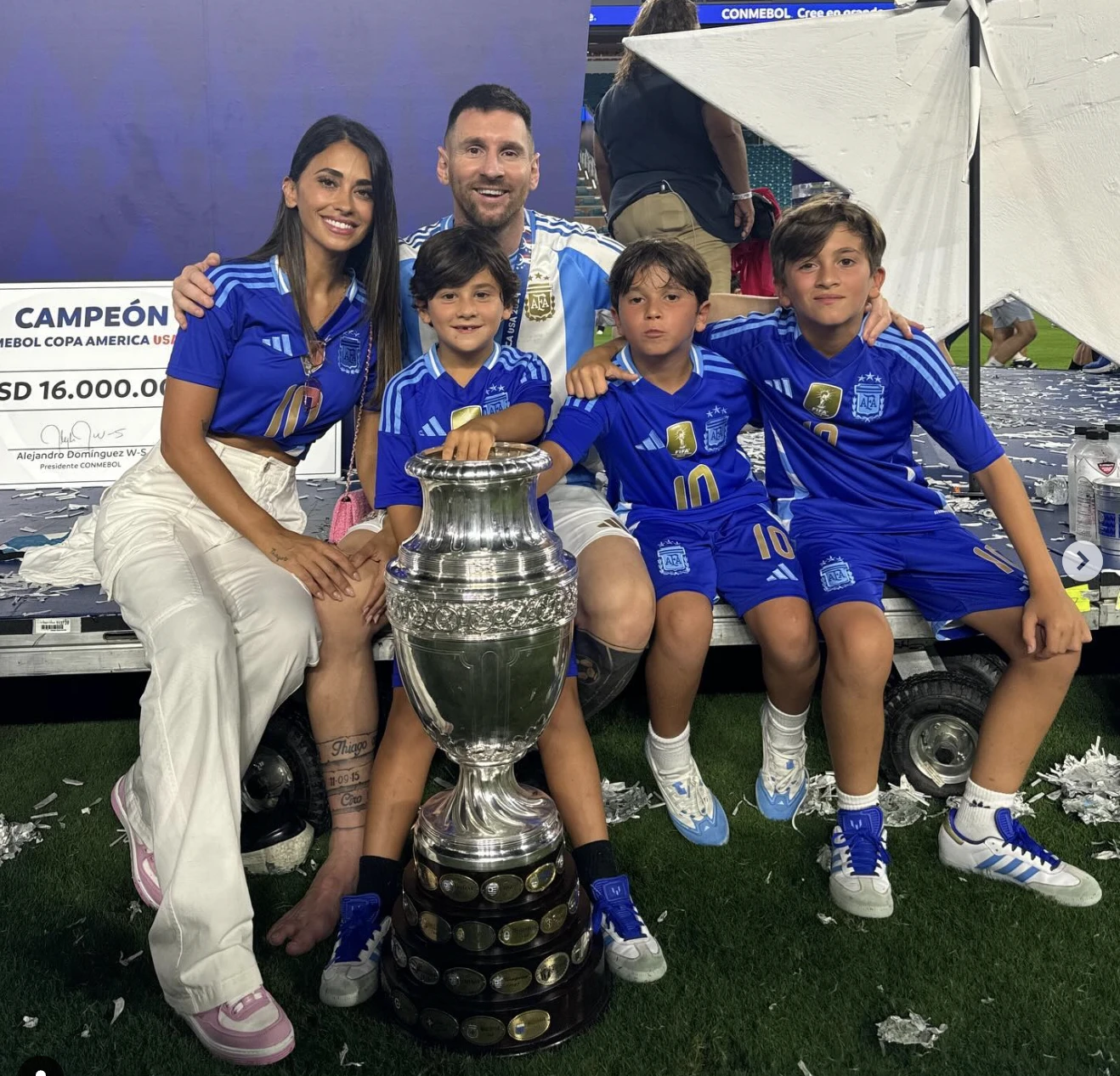 Se puede decir que la primera dama es Antonela Roccuzzo, por ser la esposa del capitán del equipo. La pareja que integra con Lionel Messi es una de las más clásicas del equipo ya que se conocen desde que tenían ocho años, gracias al primo de ella que los presentó. 