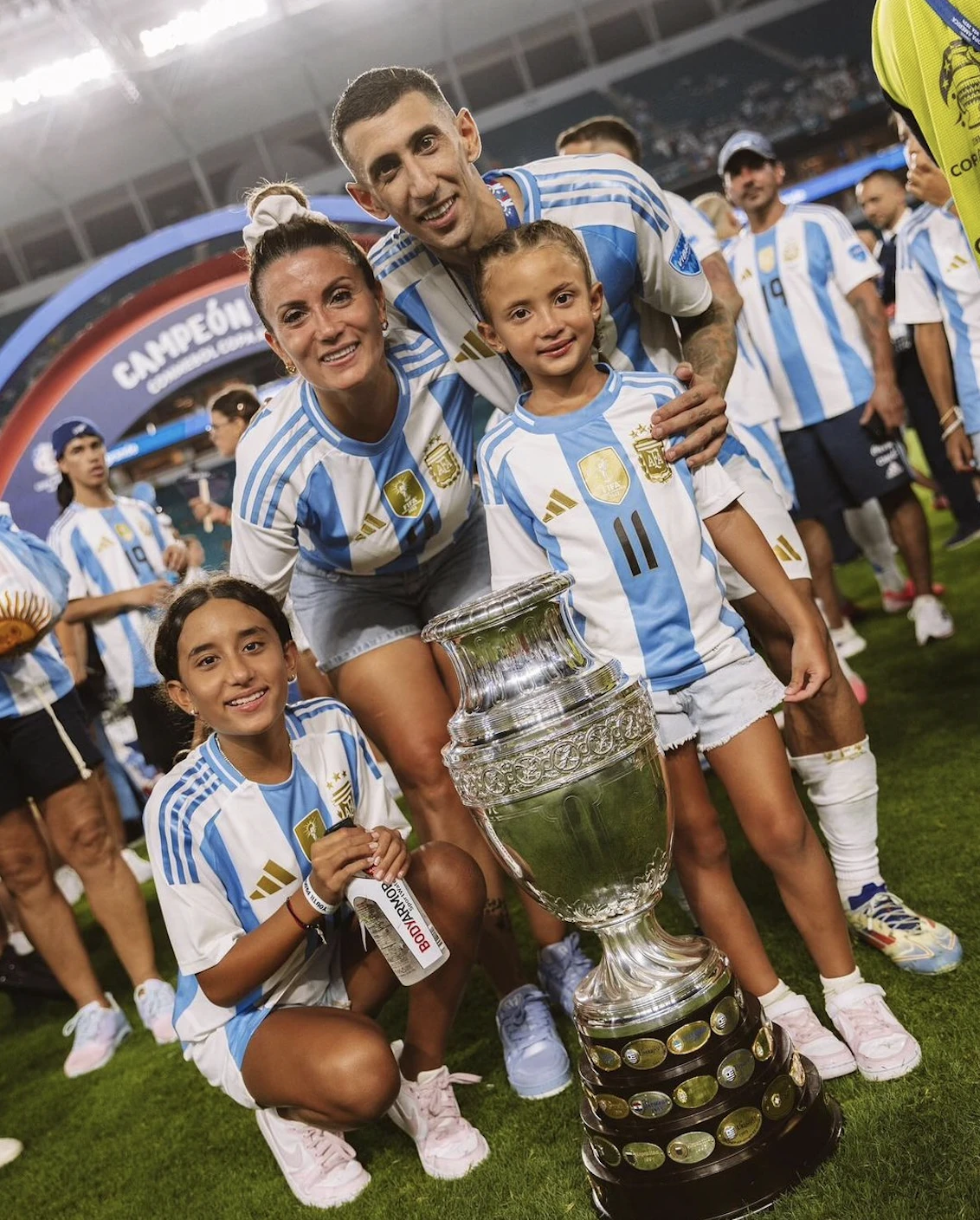 Muchos le dicen “la guerrera” por como se maneja desde hace tiempo defendiendo los interedes de Ángel di María. Junto a la esposa de Messi, es una de las mujeres más famosas de la albiceleste. En esta foto, posan con Mía y Pía, las dos hijas que tuvieron en común.