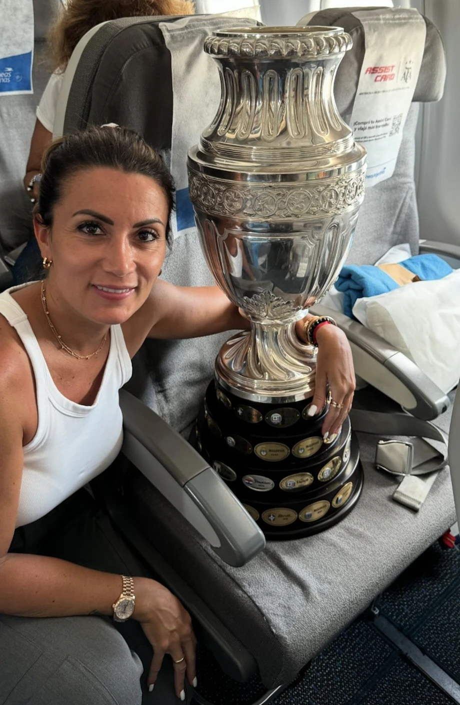 Si bien había comenzado una carrera como modelo, decidió abocarse cien por ciento a la vida familiar y a la crianza de las nenas. Por ahora se desconocen los pasos que dará la pareja cuando él deje las canchas. 