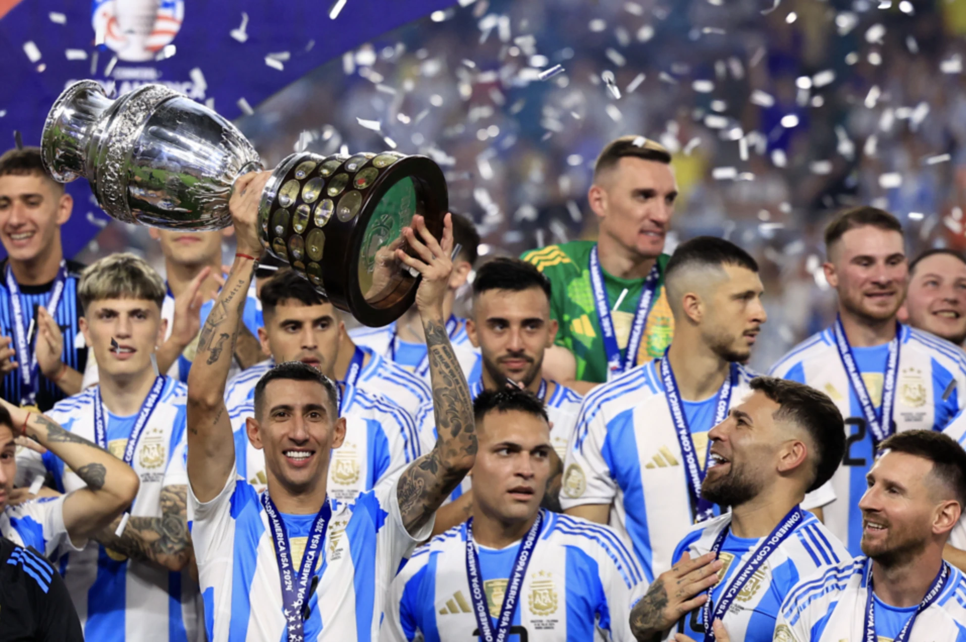 La Selección Argentina festejando el triunfo frente a Colombia y el Bicampeonato. 