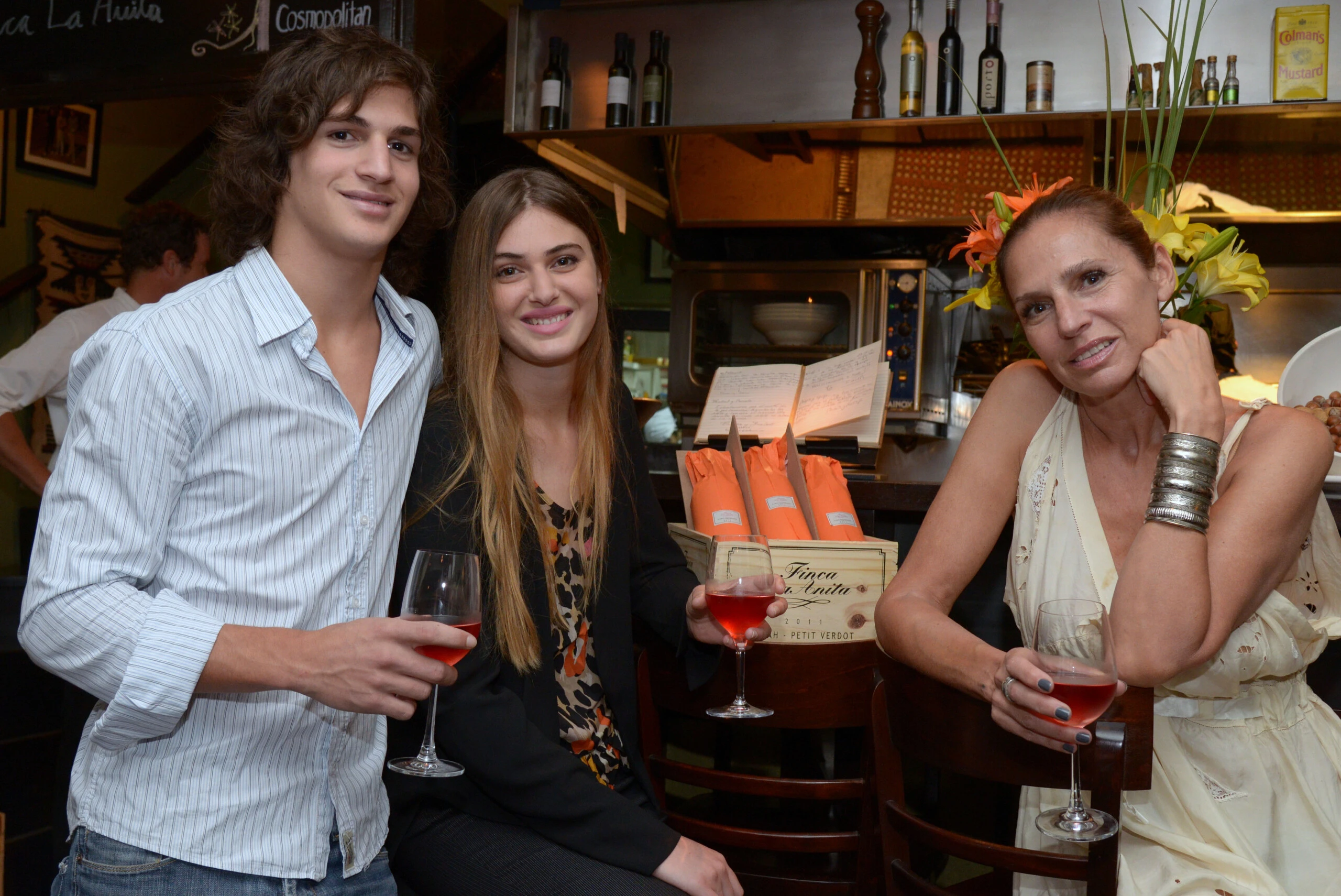 Ginette Reynal junto a sus hijos, Martín y Mía Flores Pirán